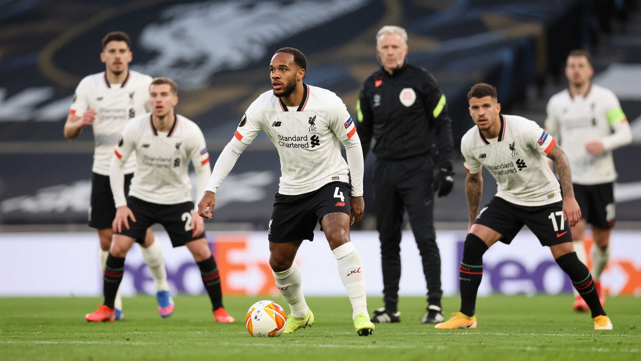 斯洛特投入2.2亿仍不足,利物浦计划出售七名球员筹集1.8亿以强化两大位置 例如,中场尚未完全摆脱像维纳尔杜姆离队后的深远影响